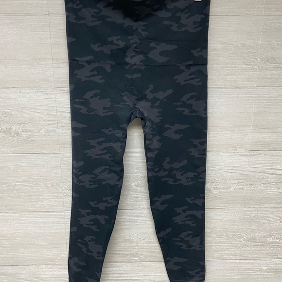 | SPANX | Look at Me Now Seamless Leggings. - Picture 5 of 16